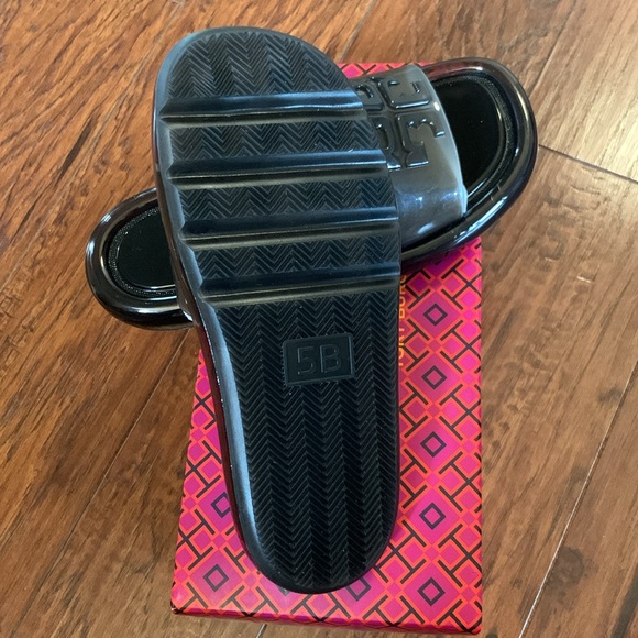 Tory Burch Clear Bubble Jelly Flat Sandals - Picture 7 of 10